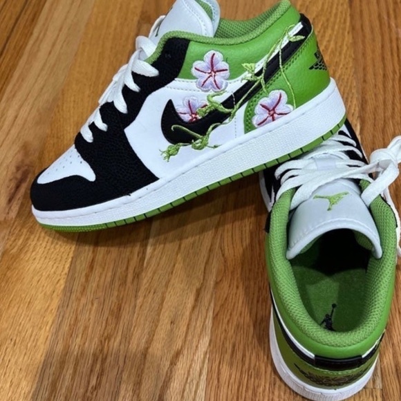 5.5W Air Jordan 1 Low SE Floral Vines (GS) Size 4 youth (5.5 women’s) - Picture 4 of 8